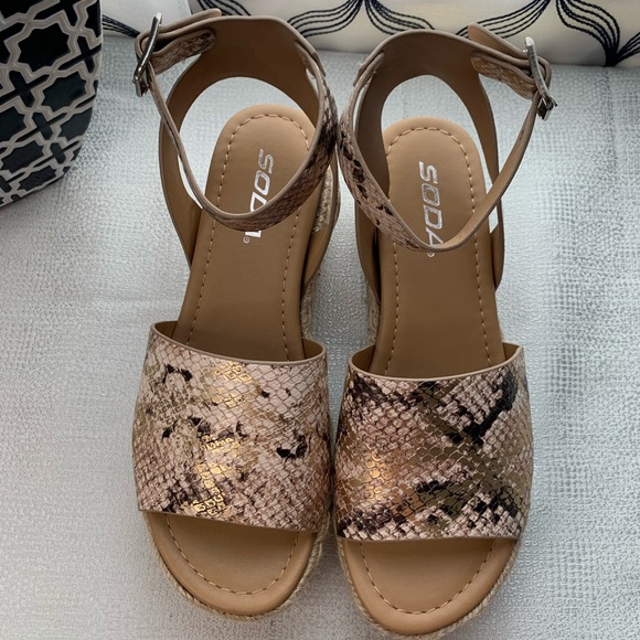 Soda Snake Skin platform Sandals women’s 6.5 or 8, 8.5,9,9.5 or 10 - Picture 2 of 16